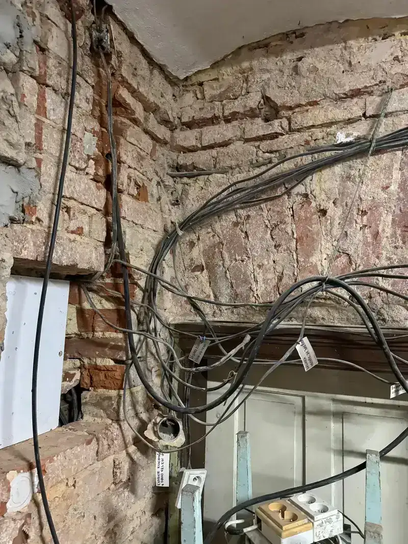 Starý dům s novou elektroinstalací a vedením v rekonstrukci