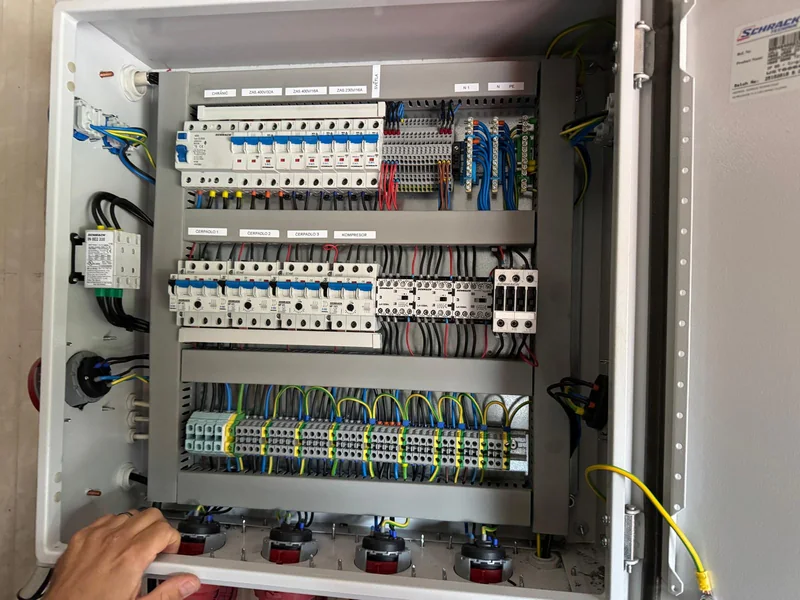 Elektrikář kontroluje rozvaděč kvůli blikajícím světlům v domě