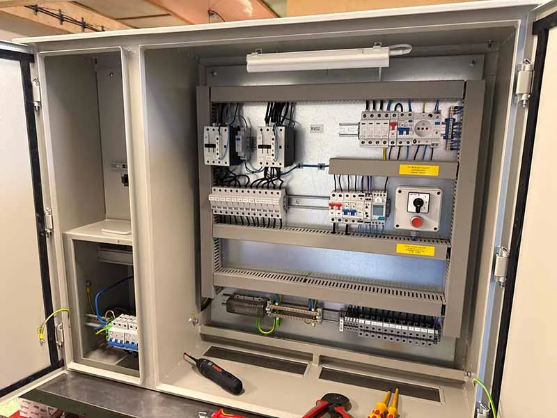 Rozvaděč a elektroinstalace pro menší firmu