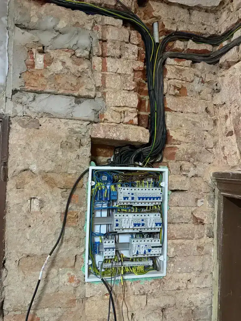 Elektrikář Elektrovia při práci na rozvaděči v rámci větší zakázky