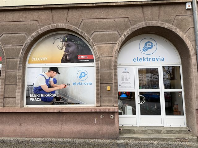 Vstup do prodejny Elektrovia na hlavním náměstí v Krnově